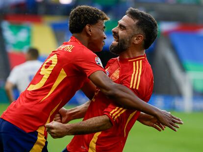 Dani Carvajal celebra con Lamine Yamal el tercer gol de España ante Croacia.
