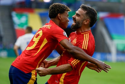 Dani Carvajal celebra con Lamine Yamal el tercer gol de España ante Croacia.