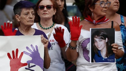 Decenas de ciudadanos y representantes de instituciones concentrados el 3 de julio de 2023 en Pamplona para recordar a Nagore Laffage, asesinada en los Sanfermines de hace 15 años.