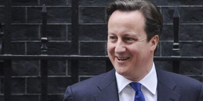 El primer ministro brit&aacute;nico, David Cameron, abandona el n&uacute;mero 20 de Downing Street en Londres esta ma&ntilde;ana. 
