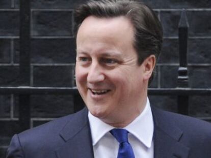 El primer ministro británico, David Cameron, abandona el número 20 de Downing Street en Londres esta mañana.