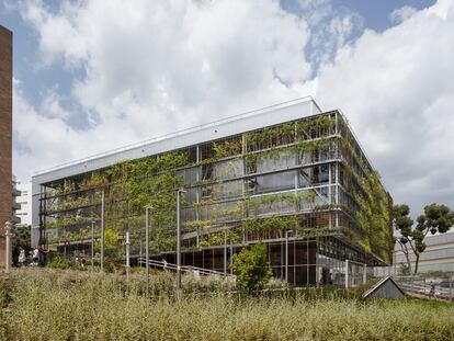 Centro de deportes del Turó de la Peira de Barcelona, de Anna Noguera y J2J architetcs, preseleccionado para el Premio Mies van der Rohe.