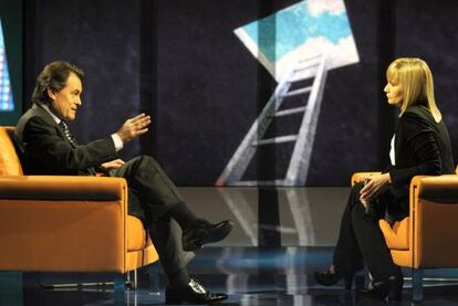 Mónica Terribas, la directora de TV-3, Mònica Terribas, entrevista, en abril, a Artur Mas.
