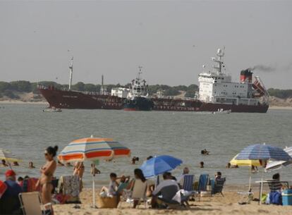 Un barco carguero varado en el Guadalquivir.