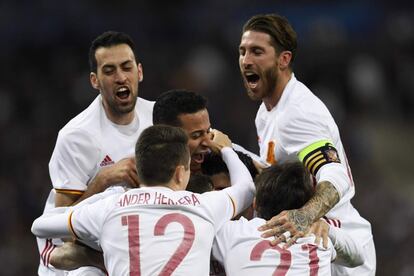 Los jugadores españoles, con Gerard Deulofeu escondido, celebran su segundo gol ante el combinado francés.
