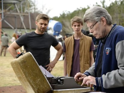 Stephen King (escribiendo) hace un 'cameo' en la segunda temporada de la serie de televisión 'La cúpula' .