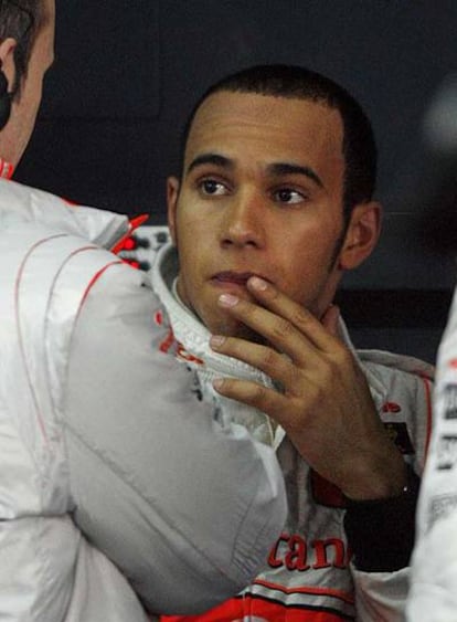 Lewis Hamilton, en un alto de los entrenamientos en Montmeló.