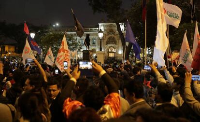 Seguidores de Martín Vizcarra em frente ao Congresso na noite de terça-feira.