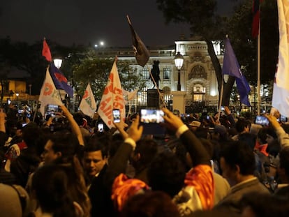 Seguidores de Martín Vizcarra em frente ao Congresso na noite de terça-feira.