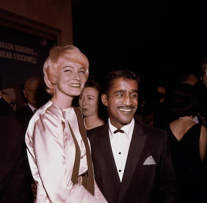 Sammy Davis Jr. y su esposa May Britt.