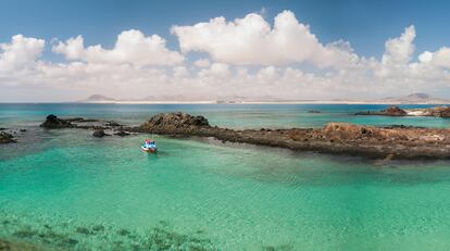 Visitar el islote de Lobos, situado al noreste de Fuerteventura, es adentrarse en una experiencia que pasa por aguas cristalinas, playas vírgenes y caribeñas, campos de dunas y paisajes de arena dorada.