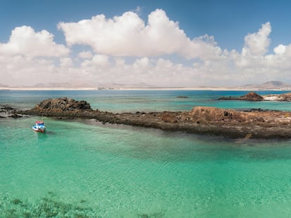 Visitar el islote de Lobos, situado al noreste de Fuerteventura, es adentrarse en una experiencia que pasa por aguas cristalinas, playas vírgenes y caribeñas, campos de dunas y paisajes de arena dorada.