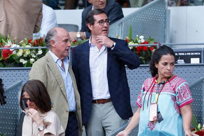 Antonio Garamendi Lecanda (centro), presidente de Confederación Española de Organizaciones Empresariales, a su llegada a la corte del Mutua Madrid Open.