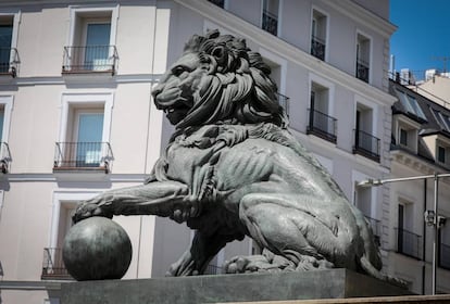 Leones del Congreso de los diputados. En la imagen, el león sin genitales masculinos.