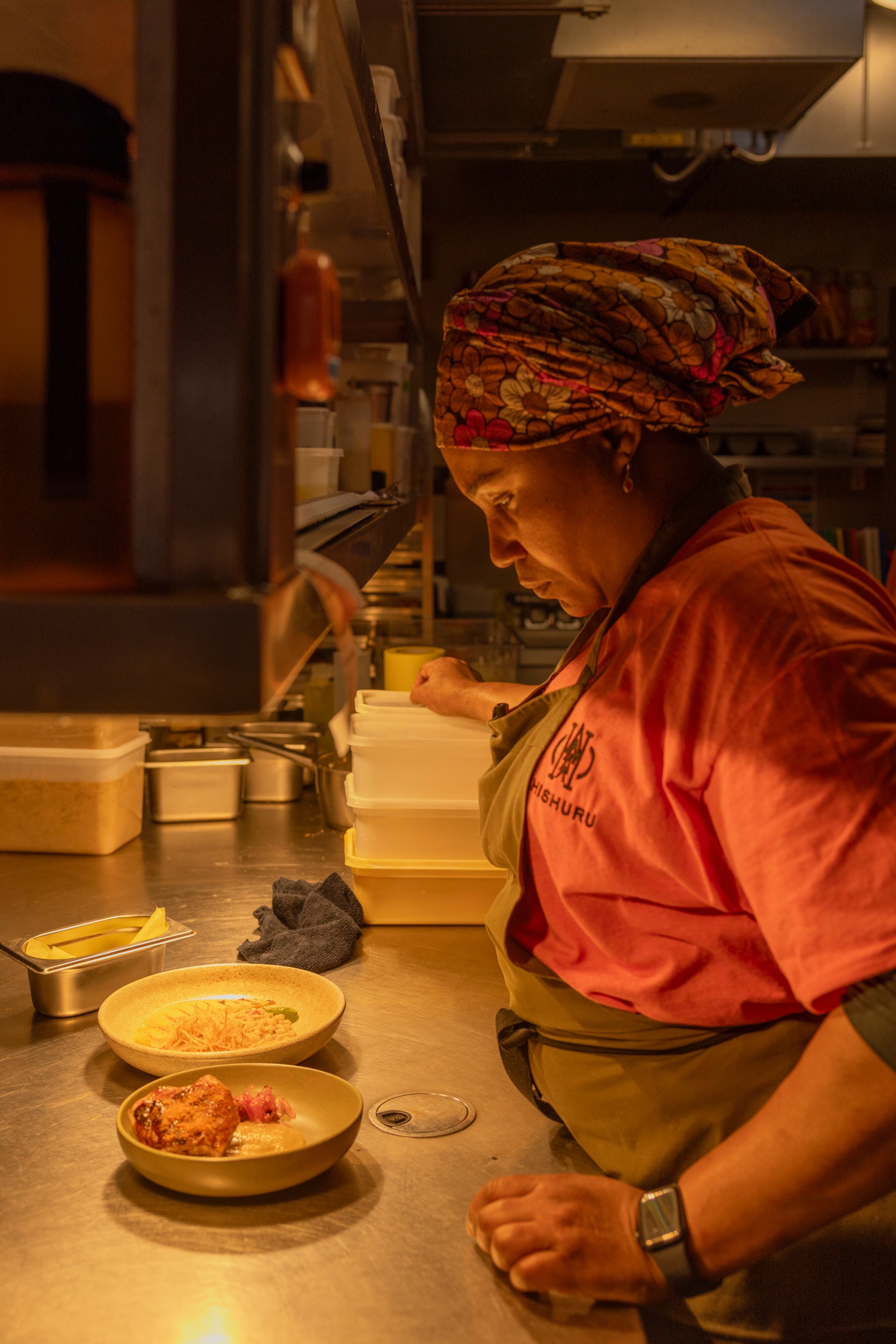  Adejoké Bakare en el interior de su cocina.