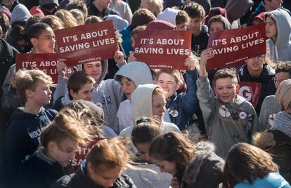 Poco después de la masacre de Parkland, el presidente Donald Trump prometió medidas "muy duras" sobre el acceso a armas. En la foto, estudiantes sostienen pancartas durante el paro en Washington, el 14 de marzo de 2018.