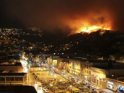 El fuego en uno de los cerros de Valparaíso.