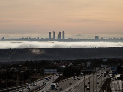 Vista de Madrid y la autopista A6 desde la sierra, este miércoles.