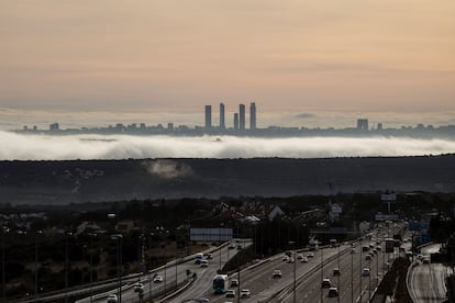 Vista de Madrid y la autopista A6 desde la sierra, este miércoles.