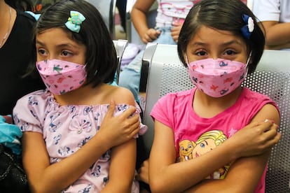 Dos niñas durante una campaña de vacunación en Ciudad de México, en agosto de 2022.