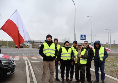 Piquete de agricultores polacos que bloquean la frontera con Ucrania en Medyka, el 26 de noviembre.