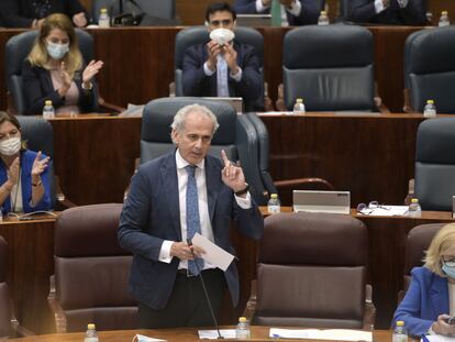 El consejero de Sanidad en la Asamblea de Madrid, Enrique Ruiz Escudero, en una sesión de control al Gobierno regional, el 21 de octubre de 2021.