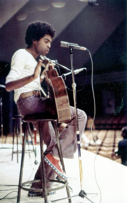 Gilberto Gil en una prueba de sonido en 1973.