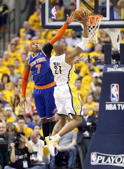 Carmelo Anthony tapona la entrada a canasta de David West