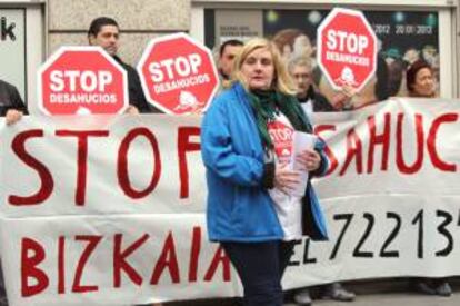 La coordinadora de Stop Desahucios en Bizkaia, Marta Uriarte, ante una pancarta, durante una concentracin de protesta realizada ante la sede de Kutxabank. EFE/Archivo