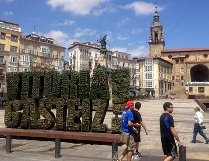 Escultura conmemorativa de la capitalidad verde en la plaza de la Virgen Blanca en Vitoria.