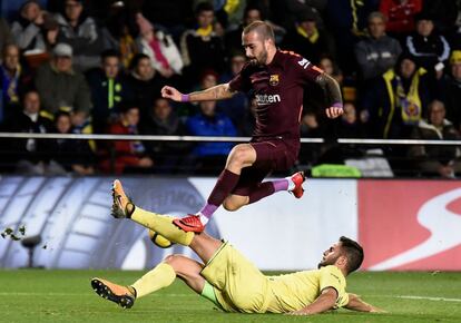 El defensor del Barcelona, Aleix Vidal salta ante el defensor del Viallarreal,  Víctor Ruiz.