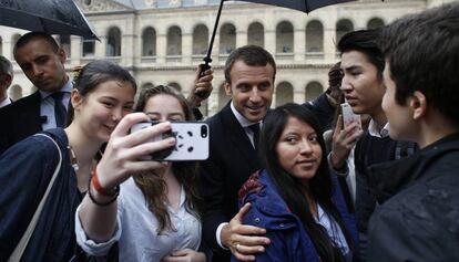 El presidente de Francia, Emmanuel Macron, se fotografía con varios jóvenes.