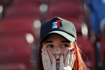 Una hincha muestra preocupación durante un partido contra el Club Deportivo y Mutual Leandro N. Alem que acabó en derrota por dos goles para los locales, el 22 de mayo de este año.