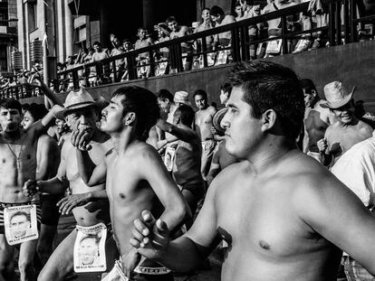 Miembros del movimiento de los 400 pueblos protestan bailando semidesnudos en Ciudad de México.