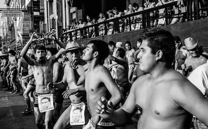 Miembros del movimiento de los 400 pueblos protestan bailando semidesnudos en Ciudad de México.