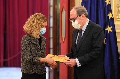 El Defensor del Pueblo, Ángel Gabilondo, entrega a la presidenta del Congreso, Meritxell Batet, el informe anual correspondiente a 2021.
