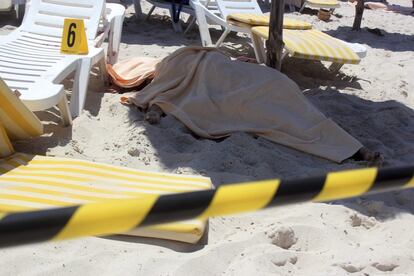 Vista de una de las víctima del ataque terrorista los hoteles de Susa, Túnez.