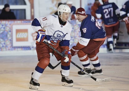 El presdiente ruso, Vladímir Putin, (izquierda) durante el ya tradicional partido de hockey de fin de año, el 29 de diciembre en Moscú.