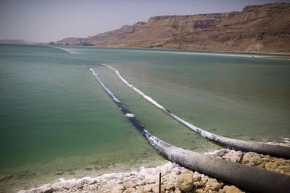 El Mar Muerto se está reduciendo, y sus aguas desaparecen a un ritmo de más de un metro al año. La razón principal es que las fuentes naturales de agua, que fluyen hacia el sur por el valle del Río Jordán de Siria y el Líbano , han sido desviadas para la agricultura y el agua potable a lo largo del camino. En la foto tubos que bombean agua a través de piscinas de evaporación en la zona sur del Mar Muerto.