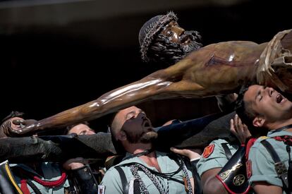 Legionarios llevan la imagen del Cristo de la Buena Muerte durante la procesión en Málaga, el 2 de abril de 2015.