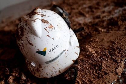 Un casco de la empresa Vale recuperado 20 días después del siniestro en la mina.