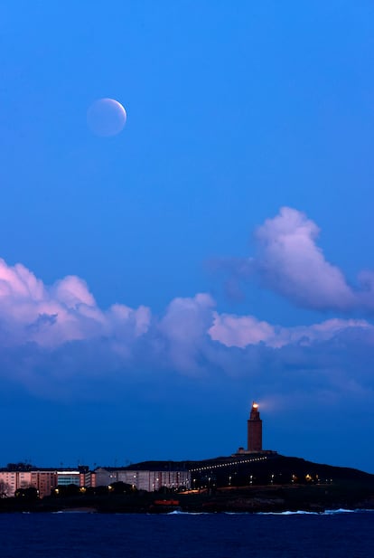 El eclipse lunar visto sobre la Torre de Hércules en A Coruña (España). 