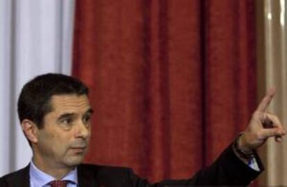 El ministro luso de Finanzas, Vítor Gaspar, anuncia en rueda de prensa que Portugal ha aprobado el sexto examen realizado por la misión de la Unión Europea y el Fondo Monetario Internacional (FMI), en Lisboa, Portugal, hoy, lunes 19 de noviembre de 2012.
