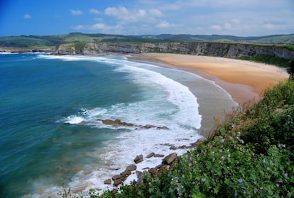 La playa de Langre, rodeada por un acantilado sobre el que se extienden los prados, es uno de los mejores enclaves de tradición naturista de Cantabria, comunidad en la que también es recomendable para los aficionados al nudismo la playa de Somocuevas.