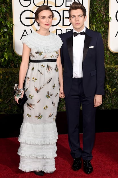 Keira Knightley, embarazada y nominada por The imitation game, con su marido, el cantante de The Klaxxons, James Righton. Knightley luci un vestido de Chanel.