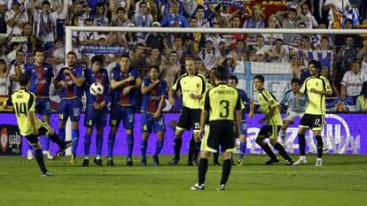 Gabi tira a puerta en el Levante-Zaragoza de 2011.