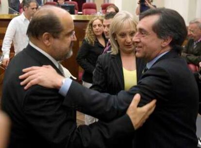 El socialista Txarli Prieto felicita, el jueves, al nuevo diputado general alavés, Xabier Agirre.