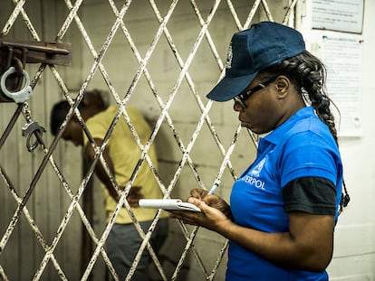 Un hombre detenido por la Interpol bajo sospecha de tráfico de personas, durante una redada en Georgetown (Guyana), en 2018.