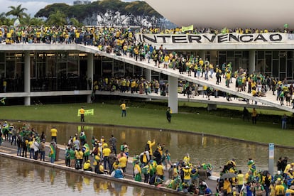 Seguidores del expresidente brasileño Jair Bolsonaro, durante el asalto al Palacio Planalto, sede del Ejecutivo federal. 