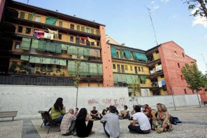 Un taller antirredada en la plaza de La Corrala, en Lavapiés.